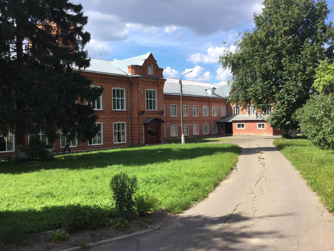 Фасад здания на территории АО Никольское